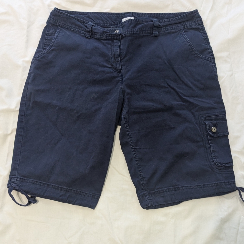 Liz Claiborne Women's Shorts With Side Pocket. Stretch